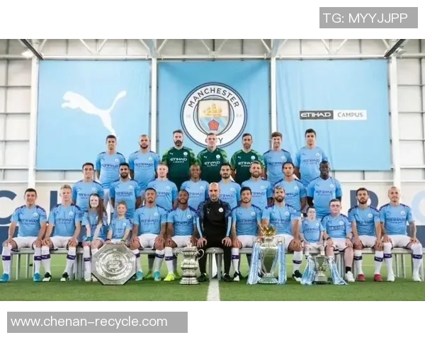 足球明星家庭团聚温馨瞬间全家福海报展现幸福生活的美好画面